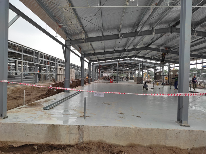 Sau hơn 10 ngày thần tốc xây dựng, các khung giàn thép, mái lợp đã được dựng và đang bắt đầu xây dựng vách ngăn.