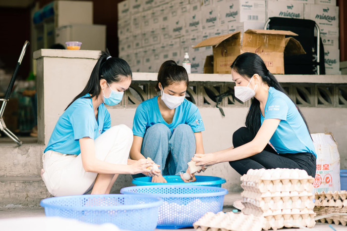 Cô nàng tay thoăn thoắt cùng ekip chuẩn bị các món ăn ngon để hỗ trợ các tuyến đầu 