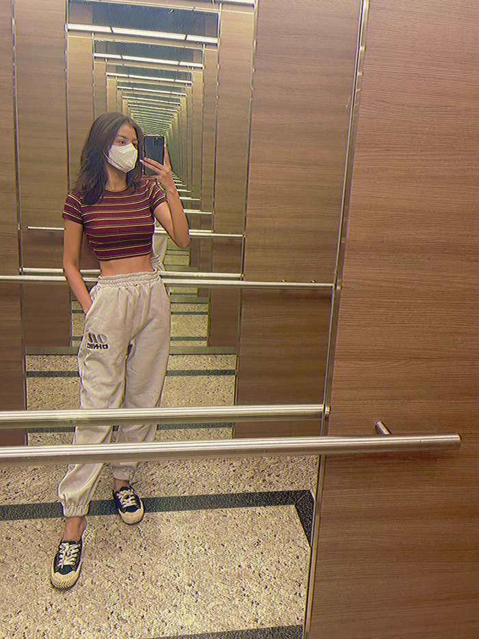 Lona sở hữu vòng eo đáng ngưỡng mộ