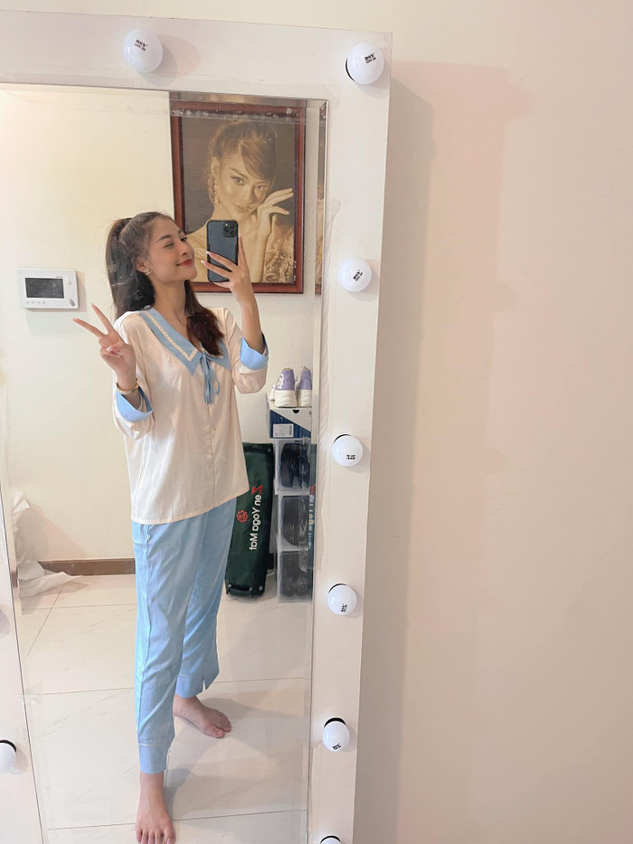 Ngoài những kiểu váy ngủ gợi cảm thì lâu lâu nàng ca sĩ xinh đẹp trong The Heroes cũng chọn những dáng đồ ngủ nhí nhảnh