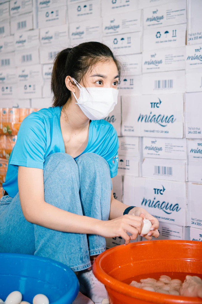 Hình ảnh Kiều Loan ngồi sơ chế đồ ăn 