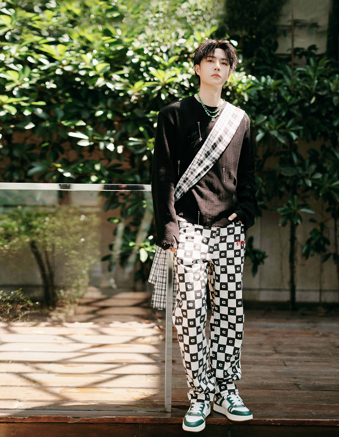 Street Dance of China 4: Vương Nhất Bác mồ hôi đầm đìa vẫn liếc 'anh trai mưa' Bouboo thắm thiết Ảnh 9