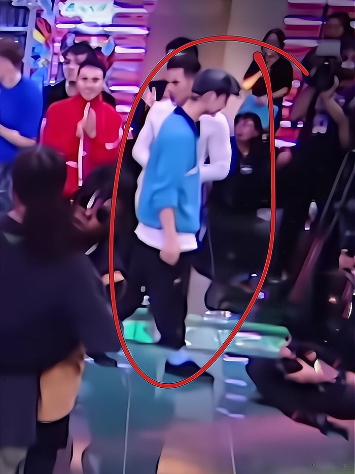 Street Dance of China 4: Vương Nhất Bác mồ hôi đầm đìa vẫn liếc 'anh trai mưa' Bouboo thắm thiết Ảnh 7