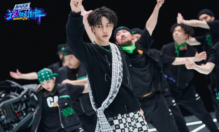 Gu thời trang của Vương Nhất Bác trong tập đầu Street Dance 4: Caro tràn đầy không khí hip-hop thời đại Ảnh 8