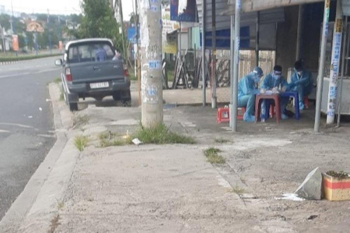 Cơ quan chức năng làm thủ tục xử lý vụ việc. Ảnh: VietNamNet