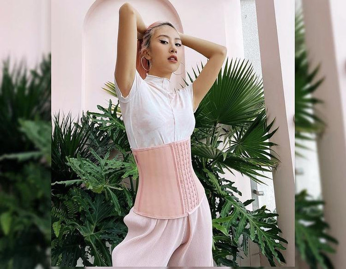 Những mẫu corset nữ tính được rất nhiều người đẹp Vbiz ưu ái, bởi không chỉ giúp tạo hình cơ thể mà còn như một món phụ kiện ấn tượng, thu hút. 