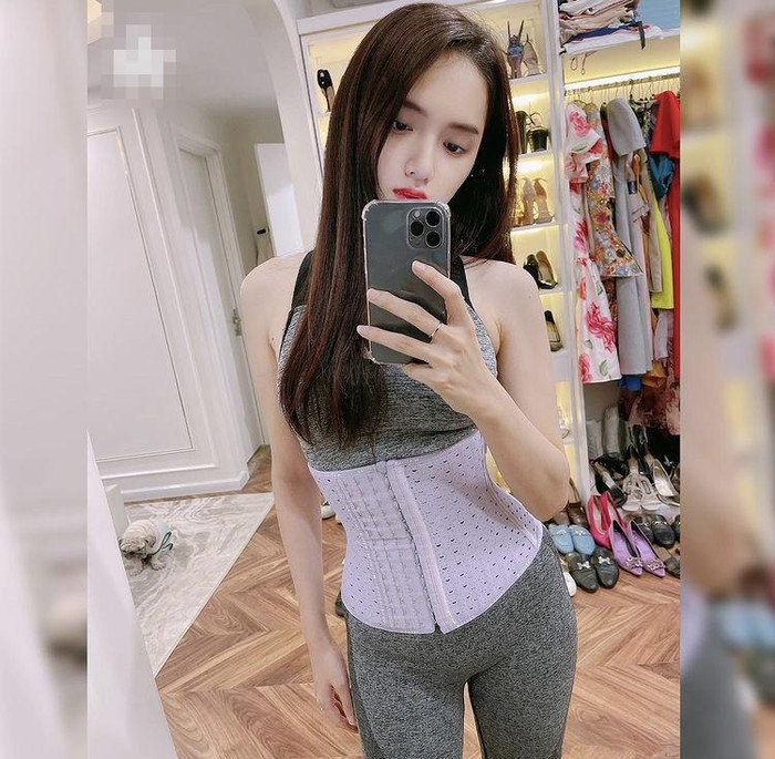 Tuy nhiên, nhiều cảnh báo sức khoẻ cũng được đưa ra khi thường xuyên sử dụng corset. Đơn cử như làm vặn nội tạng, cong vẹo cột sống...