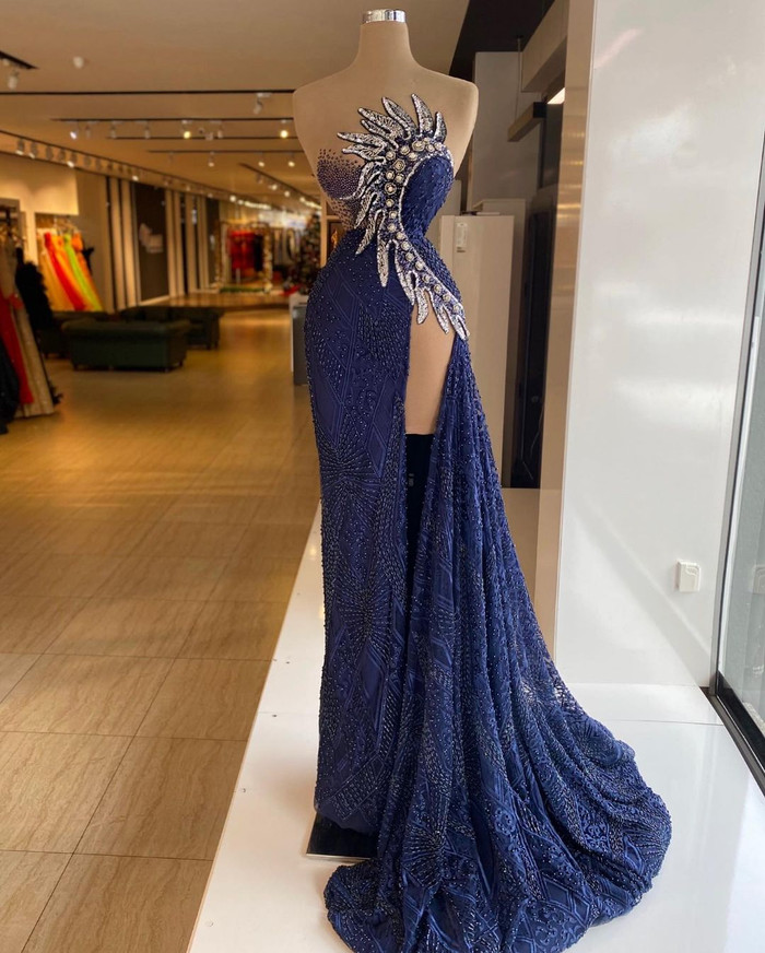 Nếu có xẻ cũng được đưa lên rất cao, tôn lên đôi chân thẳng tắp, mang lại sự gợi cảm cho người mặc. 