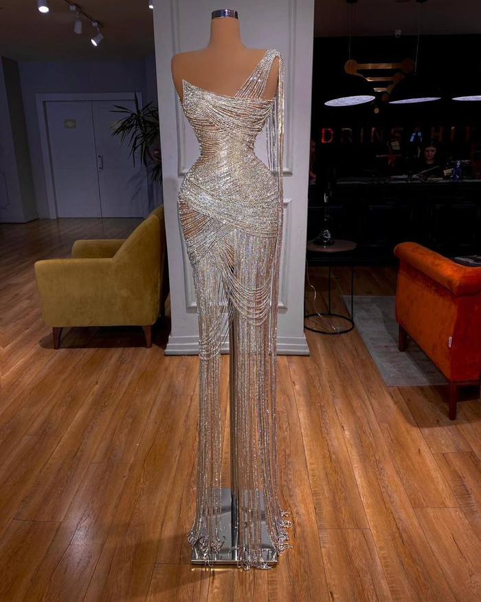 Một mẫu đầm siêu tinh tế với dây tua rua uyển chuyển theo từng bước chân. 