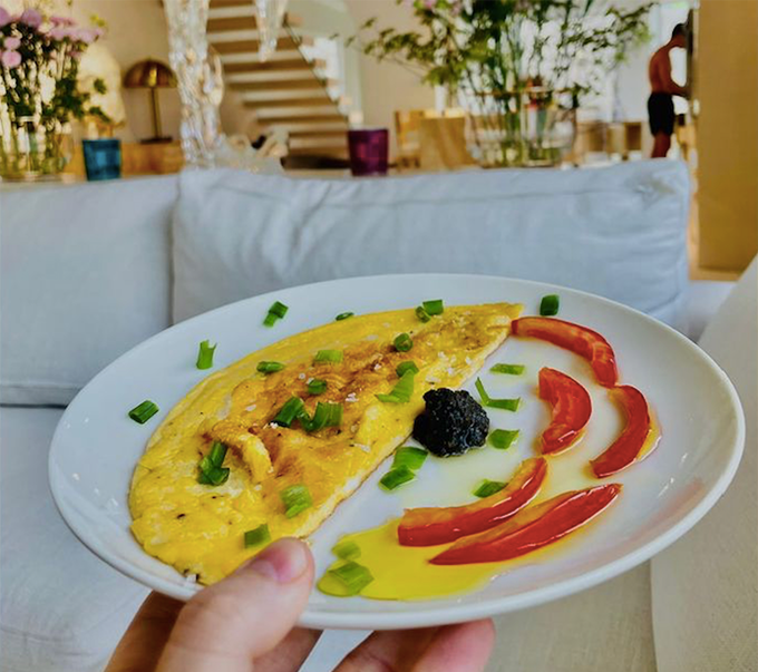 Hồ Ngọc Hà khoe món ăn sáng được Kim Lý làm, cô còn tiết lộ đã chén bay nó chỉ sau 'một nốt nhạc' kèm theo đó là hình ảnh chiếc đĩa trống trơn.