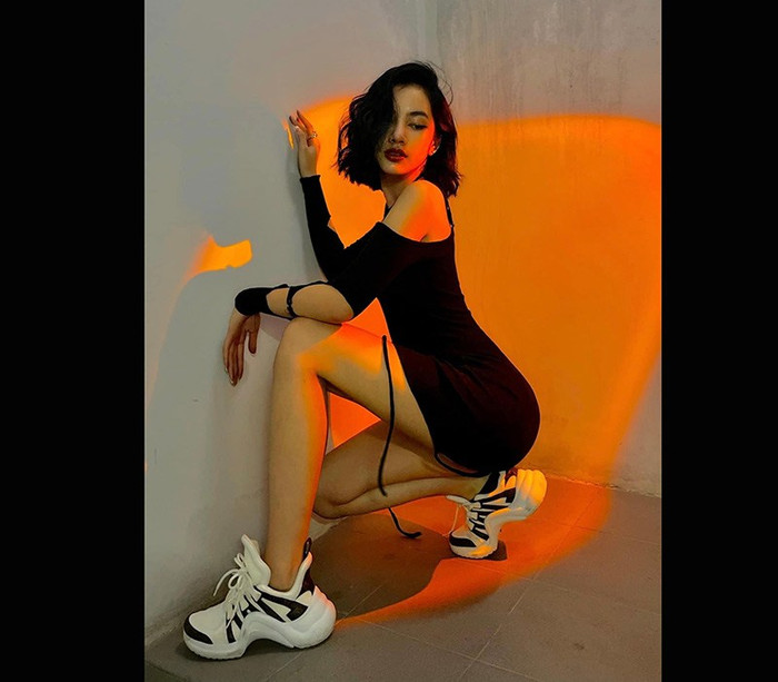 Đây cũng là một trong những trang phục mặc nhà phù hợp với các cô nàng. Không quá gò bó nhưng vẫn rất đẹp. 