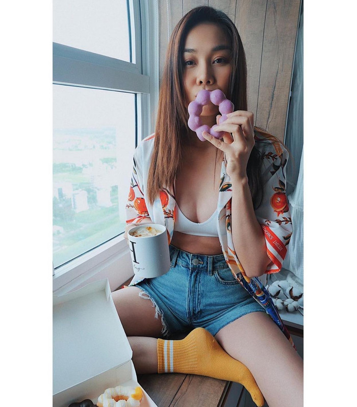 Dù ở nhà thôi mà chân dài làng mốt lên đồ cứ như đi picnic. Nhưng tư thế ngồi dạng chân và chụp trực diện khiến nhiều người thấy ngại ngùng.