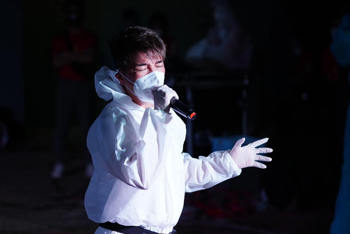 Đàm Vĩnh Hưng tại buổi biểu diễn ở khu cách ly tập trung. 