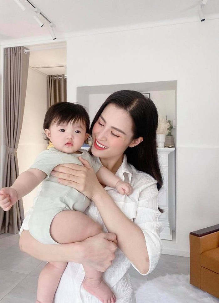 Đông Nhi và con gái