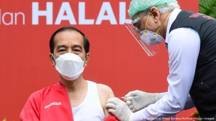 Tổng thống Indonesia Joko Widodo cũng được tiêm vaccine Sinovac. Ông đã được tiêm liều thứ hai vào ngày 27/1 trên truyền hình trực tiếp. Chính phủ Indonesia đặt mục tiêu tiêm chủng cho 181,5 triệu người vào năm tới.