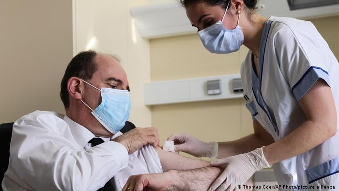 Thủ tướng Pháp Jean Castex được tiêm vaccine AstraZeneca cùng ngày với Johnson. Ông đã được tiêm trên sóng truyền hình để nâng cao niềm tin của công chúng vào vaccine.