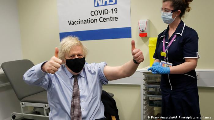 Thủ tướng Anh Boris Johnson đã được tiêm vaccine AstraZeneca vào tháng 3. Một số quốc gia đã ngưng sử dụng loại vaccine này vì lo ngại nó gây ra chứng máu đông. Ông đã tiêm liều thứ hai vào tháng 6.
