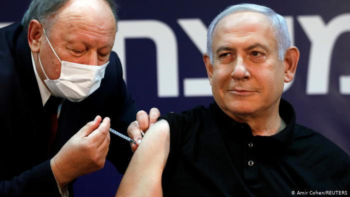 Thủ tướng Israel Benjamin Netanjahu cũng được tiêm vaccine Pfizer. Israel đã nhận được hàng triệu liều vaccine nhờ việc chia sẻ dữ liệu về hiệu quả của vaccine với Pfizer. Đến giữa tháng 4, khoảng 53% dân số, tức 9,3 triệu dân Israel, đã nhận được cả hai liều Pfizer.