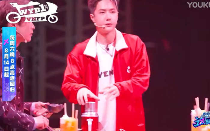 Vương Nhất Bác bất ngờ bị 'hù' khi đang ăn lẩu tại Street Dance of China Ảnh 2