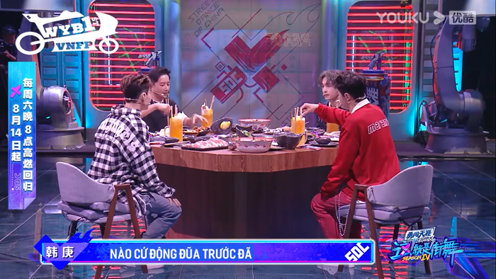 Vương Nhất Bác bất ngờ bị 'hù' khi đang ăn lẩu tại Street Dance of China Ảnh 9