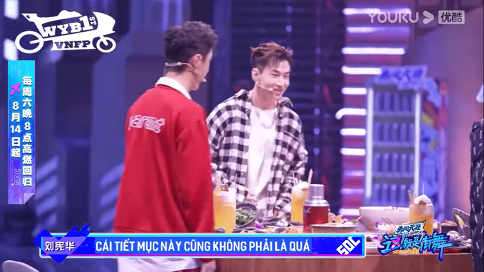 Vương Nhất Bác bất ngờ bị 'hù' khi đang ăn lẩu tại Street Dance of China Ảnh 8