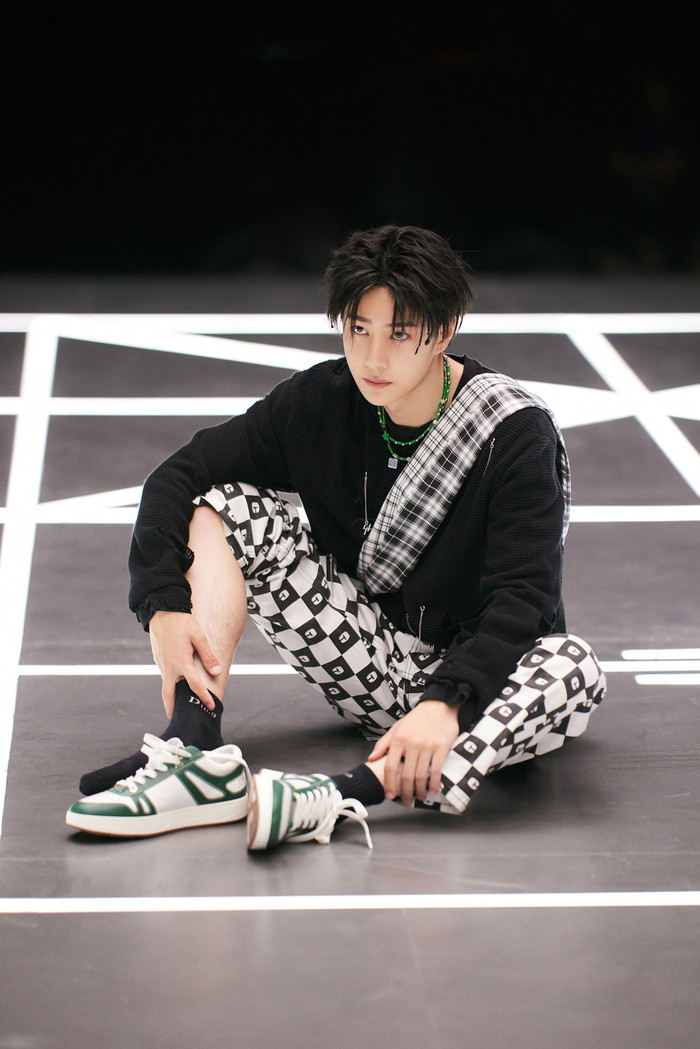 Vũ điệu bàn cờ của Vương Nhất Bác: Cuồng nhiệt và táo bạo! Ảnh 6