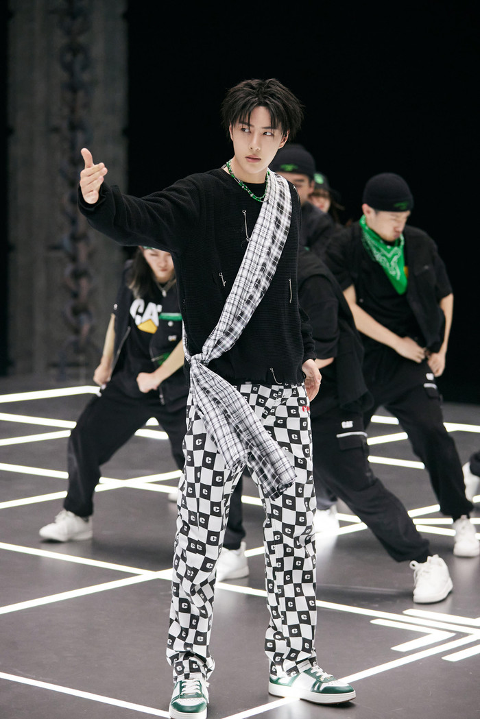 Vũ điệu bàn cờ của Vương Nhất Bác: Cuồng nhiệt và táo bạo! Ảnh 8