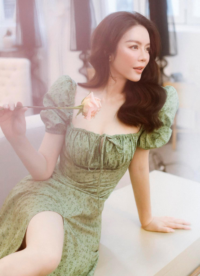 Những mẫu váy xẻ đùi, chi tiết không cầu kỳ mà lại rất sang trọng. 