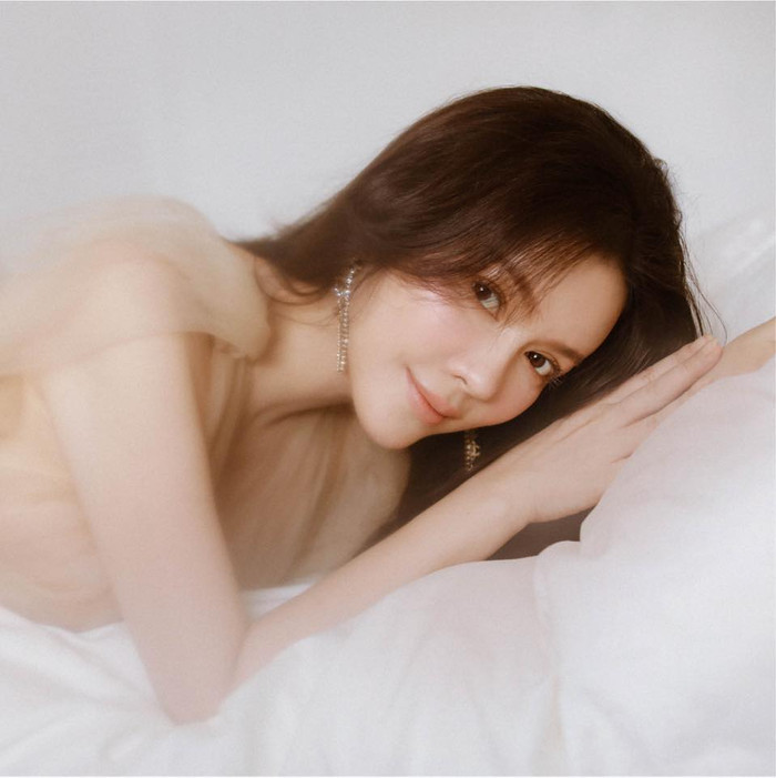 Váy áo xuyên thấu, tông màu da rất dễ tạo cảm giác phản cảm, nhưng với cô chỉ càng khiến nhan sắc thêm thăng hoa. 