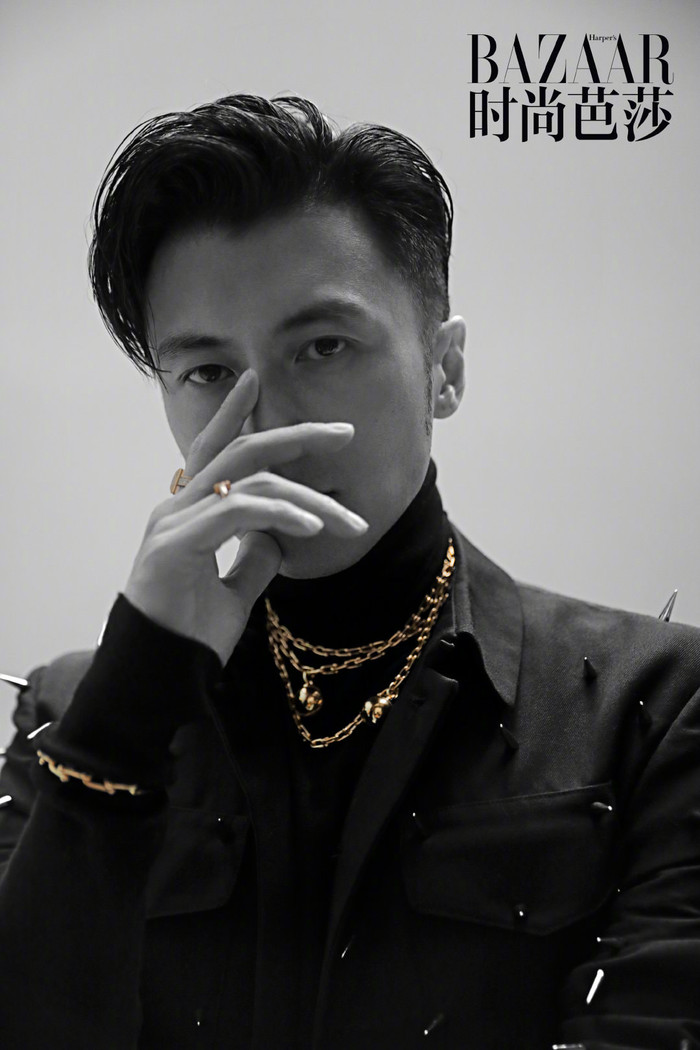 Xuyên suốt buổi chụp, Tạ Đình Phong chỉ chọn trang phục có gam đen làm chủ đạo phối cùng các phụ kiện xiềng xích độc đáo