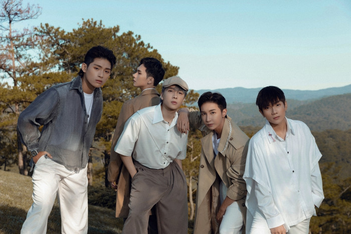 MONSTAR đã chính thức phát hành ca khúc Ai buồn giơ tay.