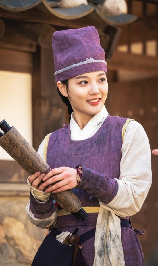 Kim Yoo Jung và Ahn Hyo Seop chìm đắm trong tình yêu ở poster phim 'Lovers Of The Red Sky' Ảnh 3