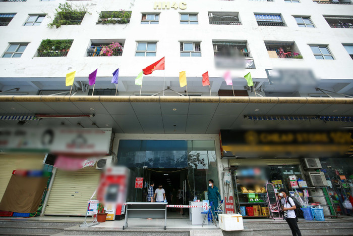 Mỗi khi chạm, sờ vào vật dụng nơi công cộng, người dân cần sát khuẩn tay để phòng chống lây nhiễm dịch bệnh. (Ảnh minh hoạ).