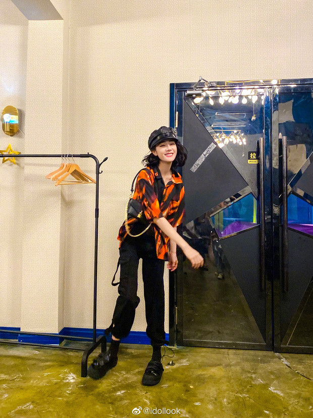 Dù diện trang phục rộng nhưng Địch Lệ Nhiệt Ba vẫn không che giấu được cánh tay gầy như que củi cũng như vóc dáng có phần thiếu sức sống.