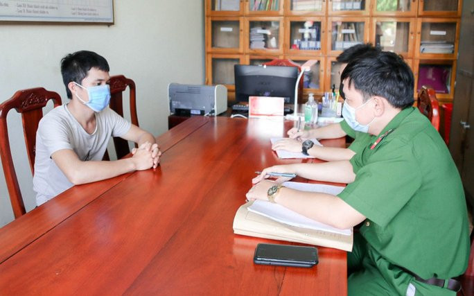 Bắt 2 đối tượng ném bom xăng vào nhà cán bộ công an Ảnh 2