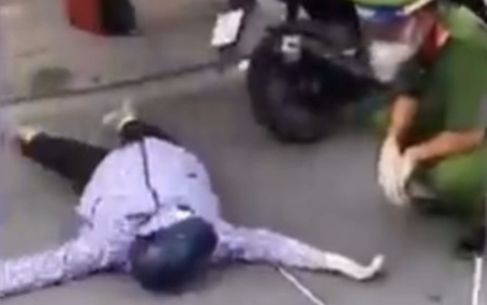 Xuất hiện 'bà cô diễn xuất' với đủ màn quậy phá chốt kiểm dịch, nằm lăn ra đất khiến dân tình ngán ngẩm Ảnh 2