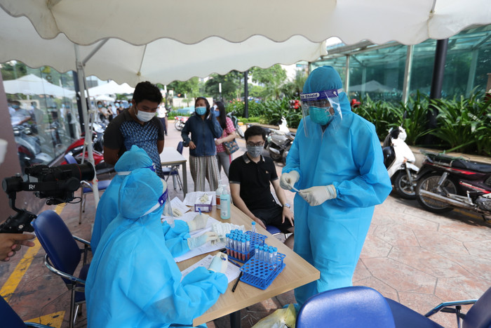 Ngày 12/8, hàng trăm lái xe luồng xanh đã được tiến hành lấy mẫu xét nghiệm nhanh Covid-19 tại bến xe nước ngầm.