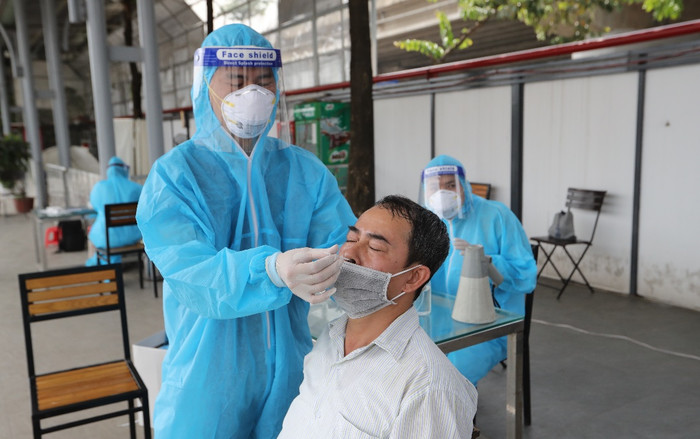 Video: Hàng trăm lái xe 'luồng xanh' được lấy mẫu xét nghiệm nhanh Covid-19 tại Hà Nội Ảnh 2