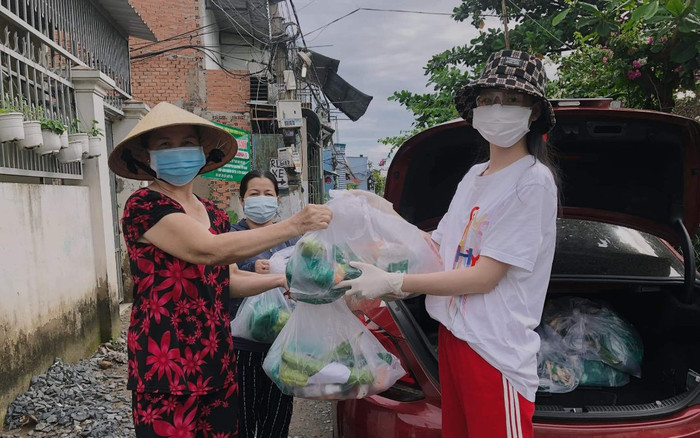 Siêu mẫu Quỳnh Hoa không ngại khó ngại khổ, trao quà tận tay người dân bị phong tỏa Ảnh 2
