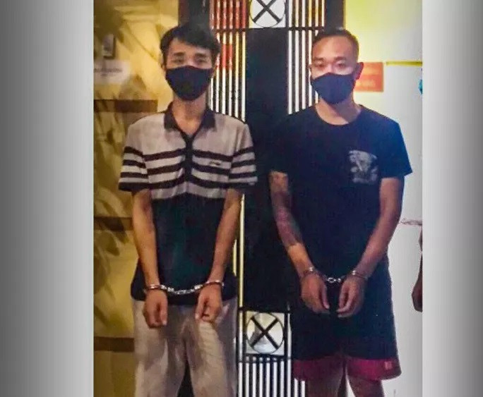 2 thanh niên ở quận Thanh Xuân (Hà Nội) định thông chốt kiểm dịch khiến chiến sĩ công an gãy xương quai xanh. Ảnh: Người Lao Động