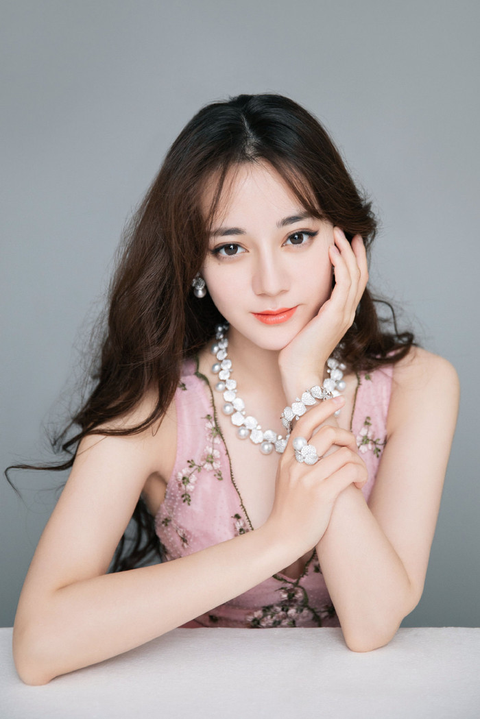 Địch Lệ Nhiệt Ba nói gì khi bị khán giả gắn mác 'bình hoa di động'? Ảnh 8