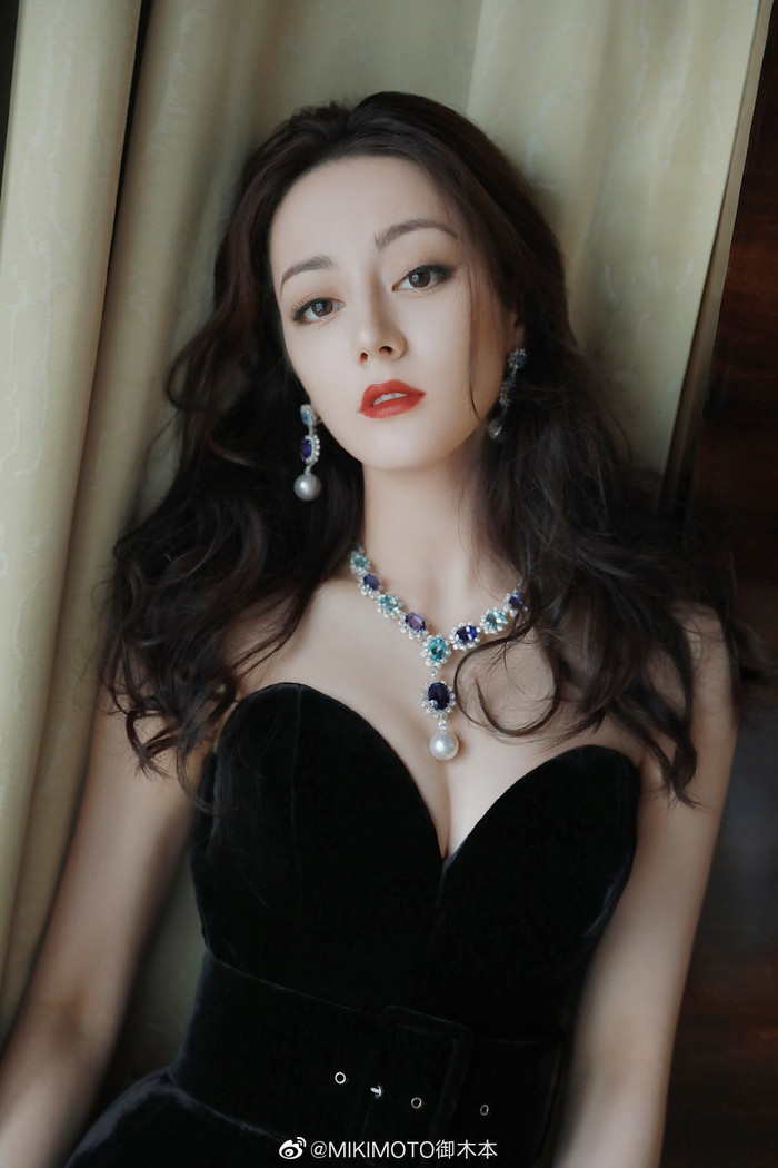 Địch Lệ Nhiệt Ba nói gì khi bị khán giả gắn mác 'bình hoa di động'? Ảnh 12