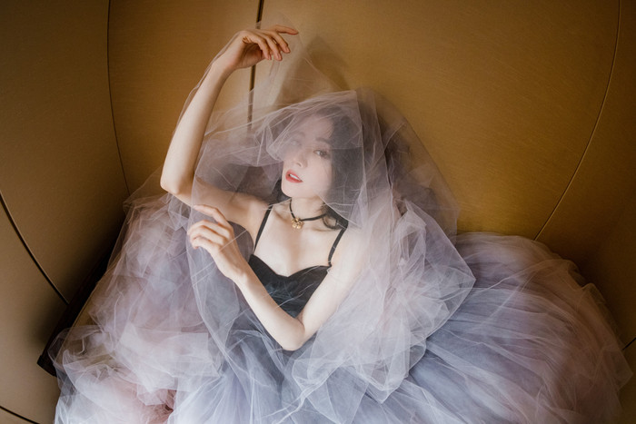 Địch Lệ Nhiệt Ba nói gì khi bị khán giả gắn mác 'bình hoa di động'? Ảnh 4