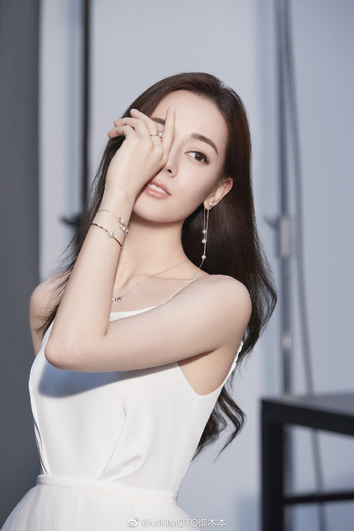 Địch Lệ Nhiệt Ba nói gì khi bị khán giả gắn mác 'bình hoa di động'? Ảnh 9