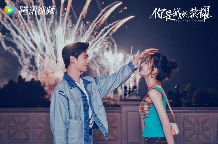 Cả hai chia sẻ khoảnh khắc tình tứ, ngọt ngào.