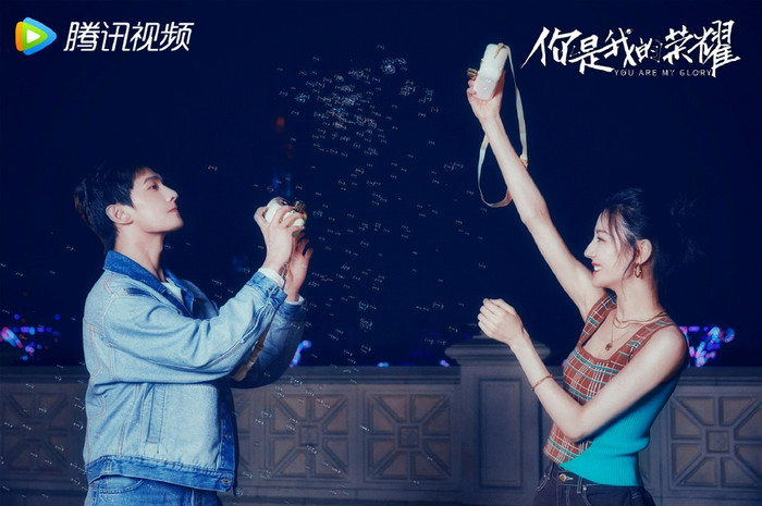 Dương Dương - Địch Lệ Nhiệt Ba hẹn hò đi chơi riêng, tình bể bình trong ngày lễ tình nhân Trung Quốc Ảnh 3