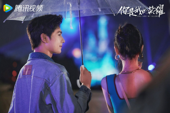 Ánh mắt Dương Dương nhìn Địch Lệ Nhiệt Ba khiến trái tim fan tan chảy.