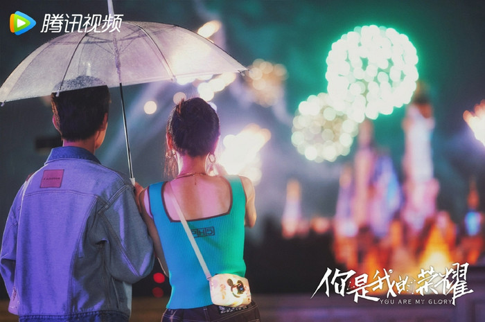 Buổi hẹn hò bắt đầu bằng màn xem bắn pháo hoa lãng mạn.