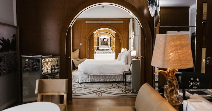 Còn đây là phòng Suite Tổng thống nơi mà cầu thủ Messi và gia đình nghỉ ngơi.Khách sạn &nbsp;Le Royal Monceau có tổng cộng 3 phòng suite y như hình nằm trong một khu riêng, mỗi suite chiếm trọn một tầng lầu riêng biệt