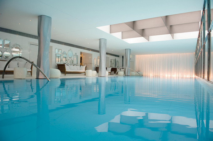 Đây có lẽ là nơi phái đẹp mê mẩn nhất khi spa có bể bơi rộng của hãng mỹ phẩm nổi tiếng Clarins là nơi thư giãn của các khách thượng lưu&nbsp;